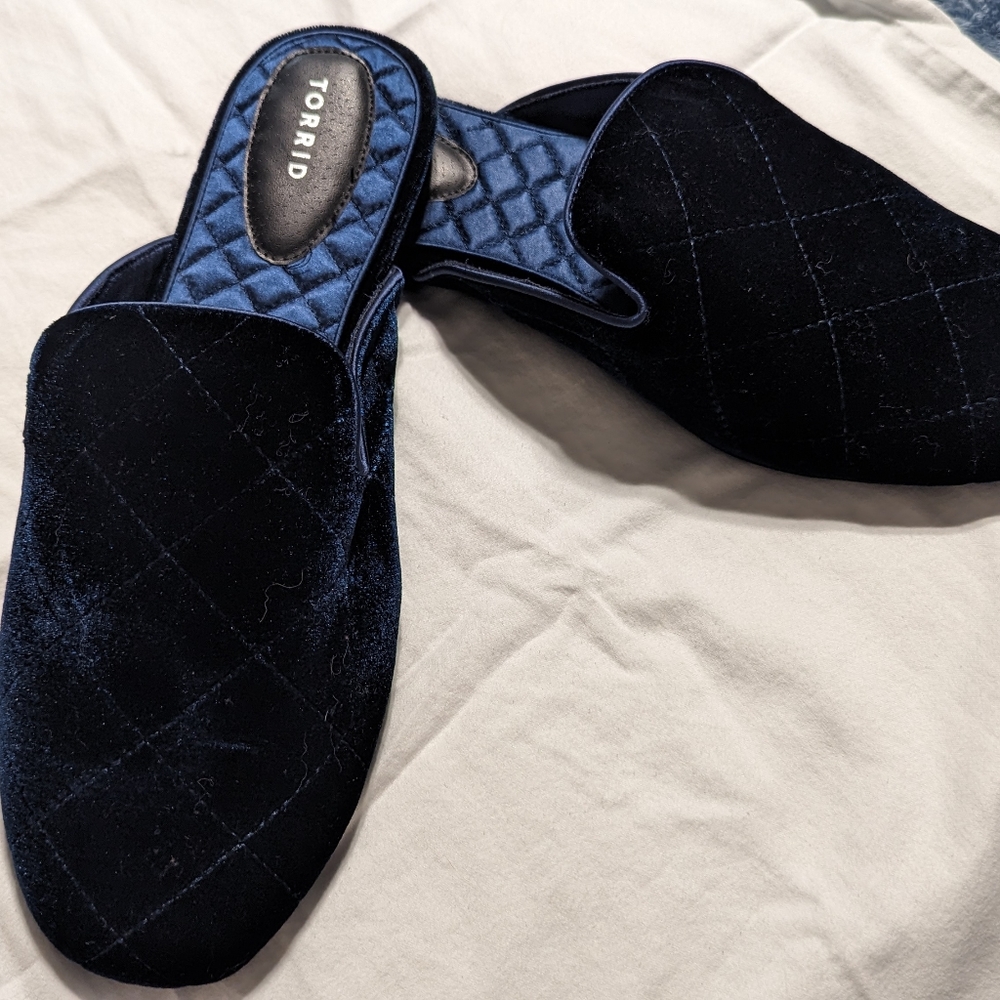 torrid 11.5 wide blue velvet slippers